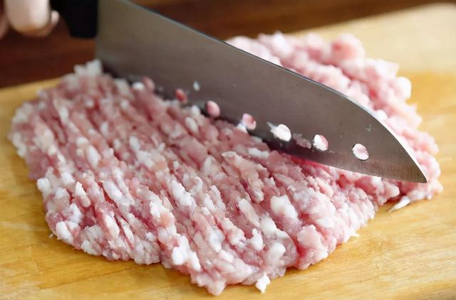 冬天吃酸菜馅饺子，学会正确的调馅方法，饺子味香纯正，特别好吃