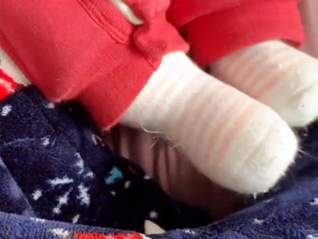 你的育儿经▲妈妈回到家，发现女儿脚丫“肿”得像馒头，脱下袜子后忍不住笑