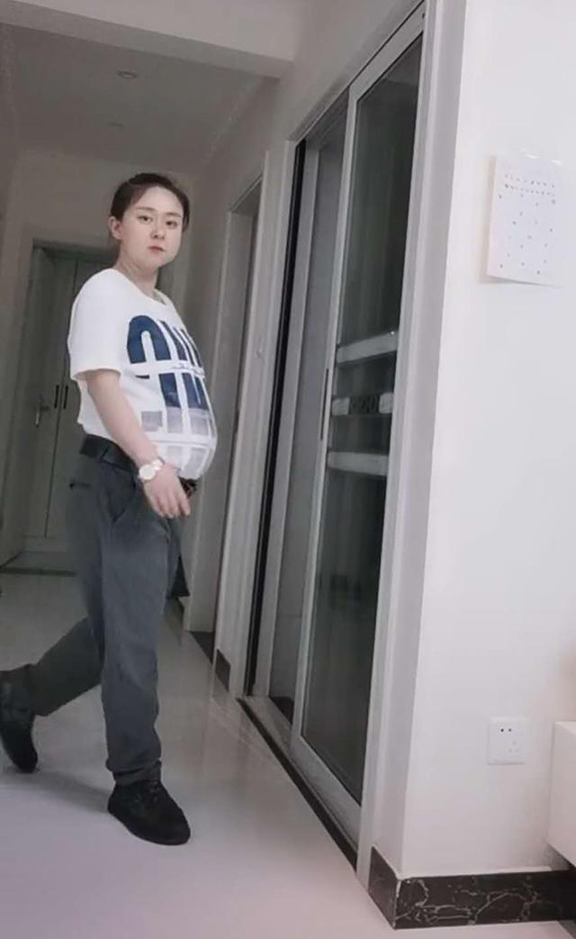 「超级宝妈」“最豪气孕妈”试穿老公衣服，瞬间变“土豪”，网友：大哥的女人