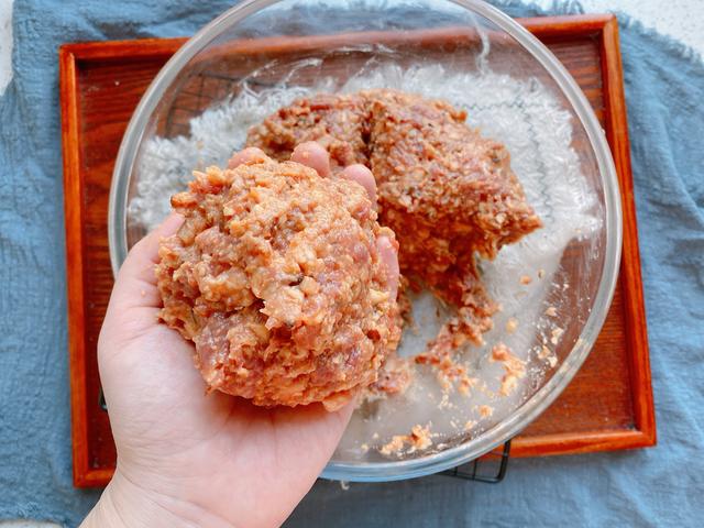 年夜饭必备的四喜丸子，寓意福禄寿喜，家庭做法更简单，肉香四溢