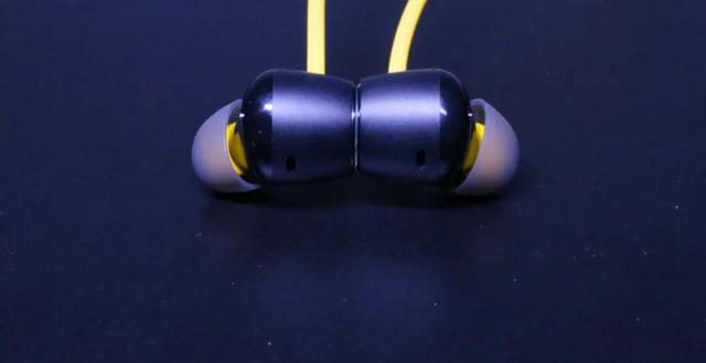 四百块钱做主动降噪，realme 真我黄开箱