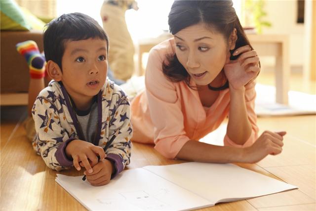 你的育儿经|“三个同姓的害怕一个外姓的！”父子三人犯错，被宝妈组团罚跪
