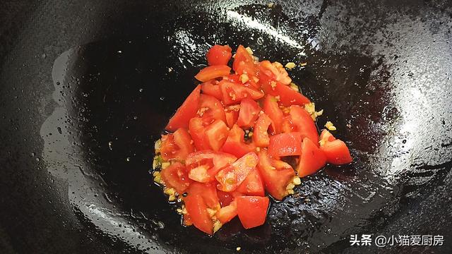 天冷了给家人做一锅酸辣汤，做法简单，暖胃驱寒，成本只需5元钱