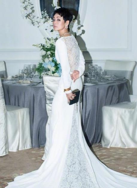 甜味超标|大妈年纪还不“消停”？宁静机场敷面膜，染蓝色睫毛太秀了