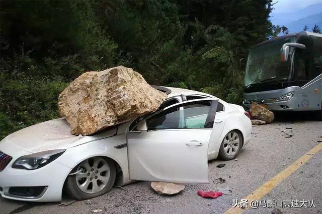 开车时遇到地震，是驾车逃生还是下车跑路？