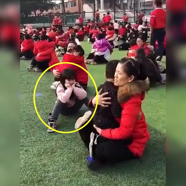你的育儿经■幼儿园亲子活动，小女孩的爸妈缺席没来，故作坚强的样子让人心疼