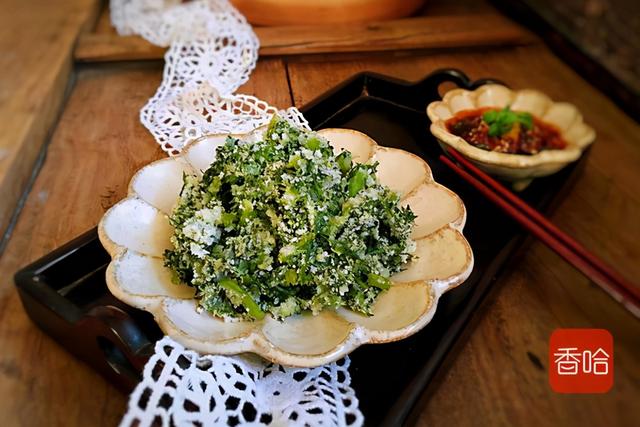 大厨分享清蒸茼蒿的技巧，清脆碧绿不变色，不粘不坨不出水