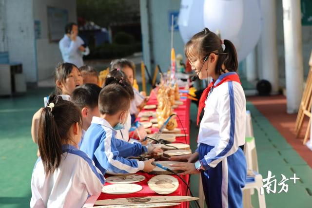 无人机“钢铁侠”、航模机…深圳市碧波小学举办首届科技节