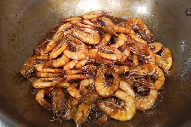 鲜虾，我家从不用水煮，大厨教我一招，虾肉鲜香醇厚，营养不流失