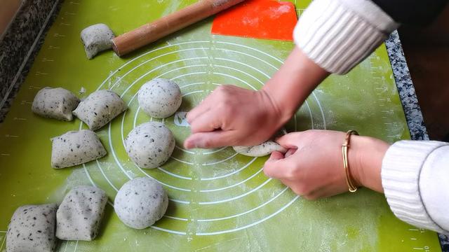 黑芝麻和面粉这样做，好吃营养还丰富，老少皆宜，制作还简单