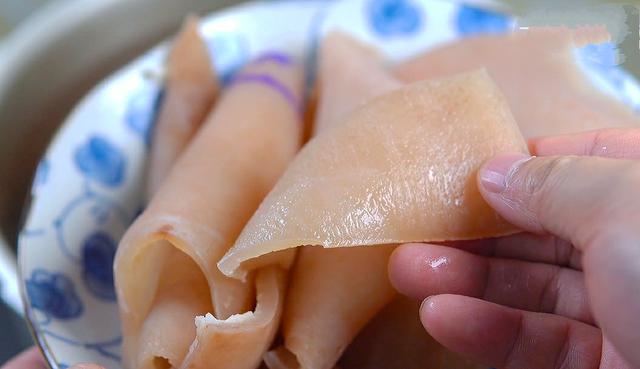 这才是卤牛肉的正确做法，牛肉色泽鲜亮不柴不腥，家里人都爱吃