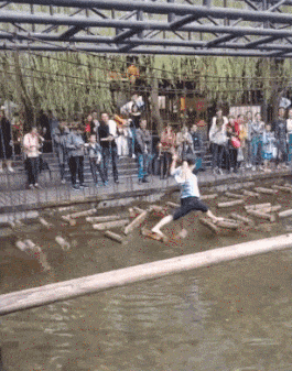 搞笑gif:姑娘的这个一字马太厉害了