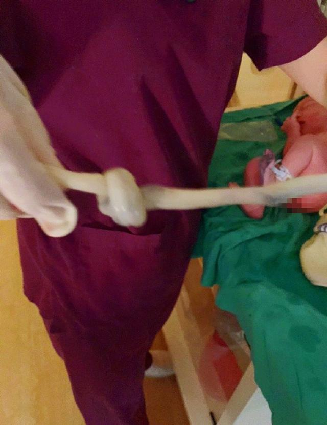 超级宝妈▲“最强悍产妇”在海中游泳生娃，这种方式很少见，网友：不敢尝试