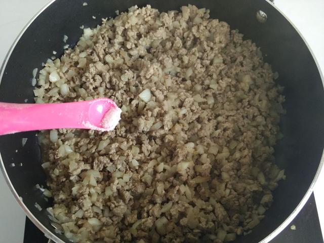 家庭版牛肉饼的做法，馅料这样做，咬一口汁多肉嫩，真过瘾