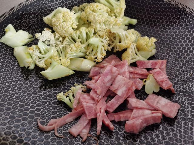 培根搭配花菜，好吃又不油腻，鲜香又下饭