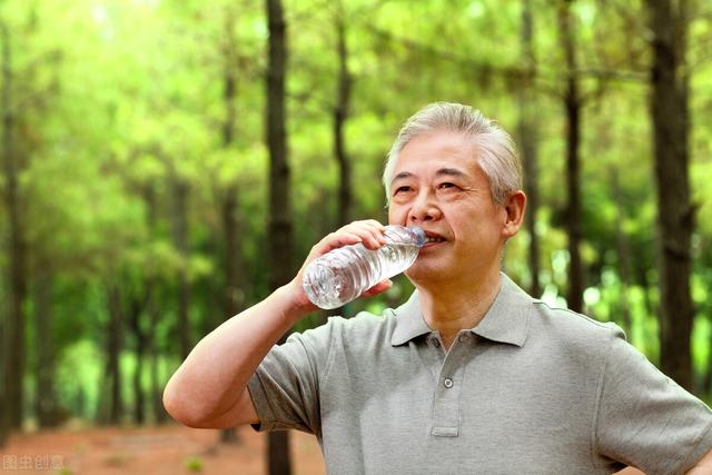 年纪大，肠道老化，大便难解？饮食上做到“3多1少”，轻松排便