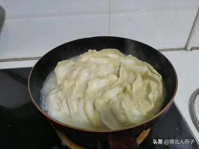 做煎饺有人先倒油，有人先加水？老师傅：都不对，这才是正确方法