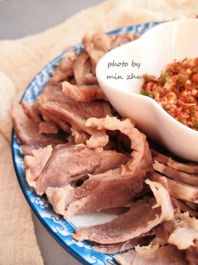 冬日进补怎么能少了羊肉呢？鲜而不腻，又暖又香，快来大快朵颐吧