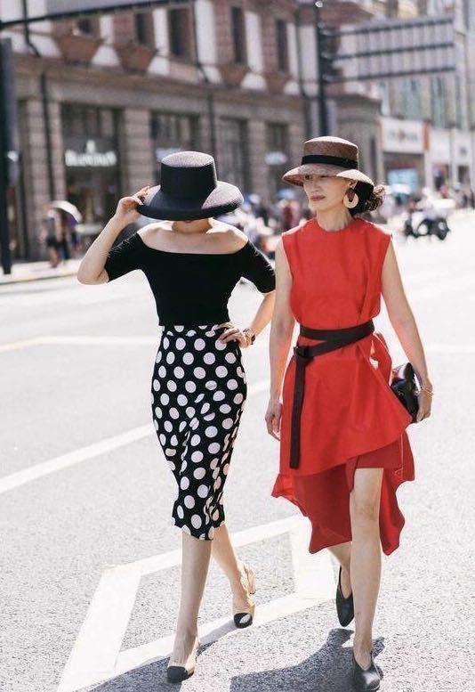 第五大道上了50岁的女人，少穿幼稚的T恤，三木妈妈的穿搭值得借鉴