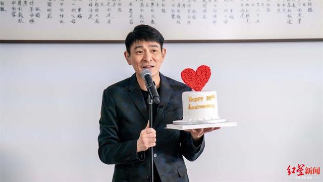 红星新闻|线上与粉丝聚会，刘德华感叹：生了病，多了皱纹，长了白发