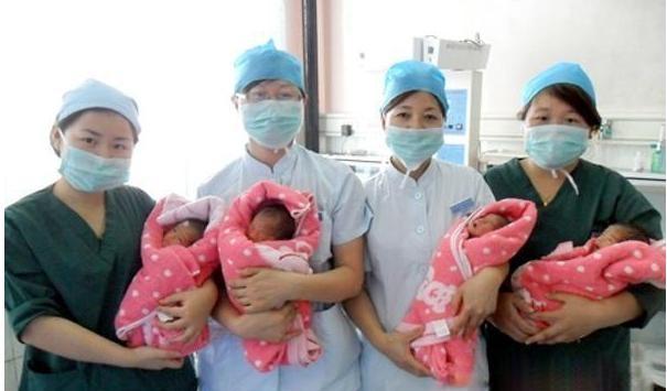 超级宝妈:孕妈生下4胞胎,知道孩子性别后,丈夫笑得合不拢嘴