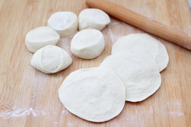 自己做包子没有外面卖得好吃，小厨教你萝卜鱿鱼馅，鲜美又营养