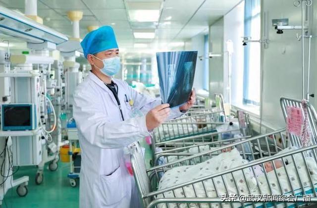 1.1kg早产宝宝肠管“迷路”，医生在拳头大腹腔里为肠管“导航”