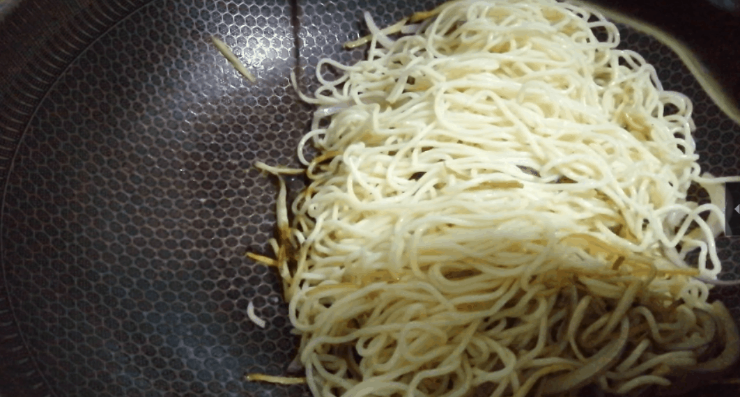 孜然炒面，家常的味道，温馨的味道！操作简单，推荐朋友们试试