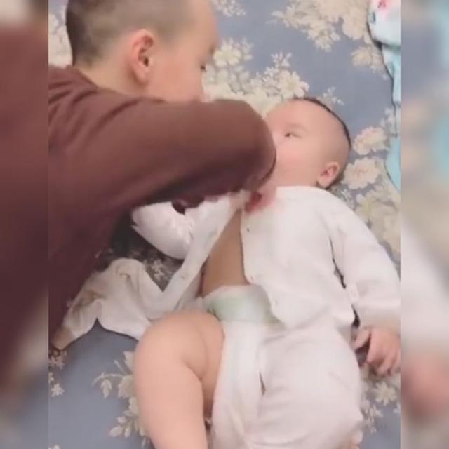#你的育儿经#大宝给二宝耐心换衣服，接下来的一个举动暖化人心：满脸都是宠溺
