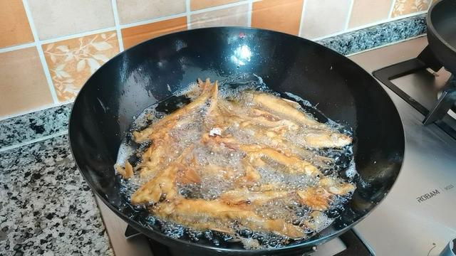 小鱼这样做，一口咬下去，连骨头都是酥酥的，还不怕鱼刺卡喉咙