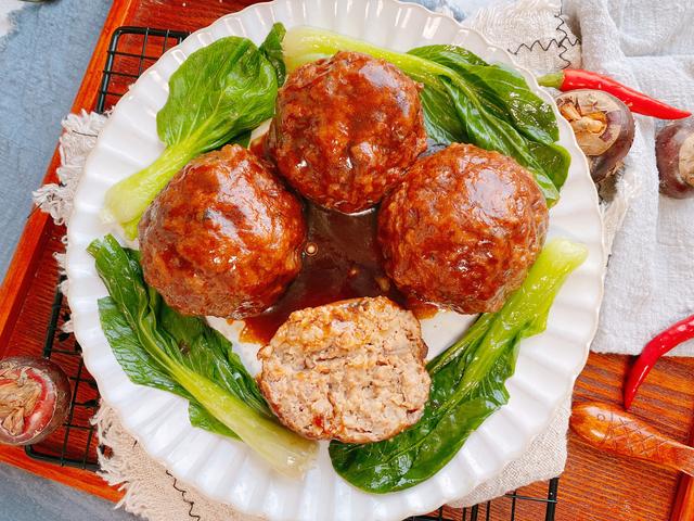 年夜饭必备的四喜丸子，寓意福禄寿喜，家庭做法更简单，肉香四溢