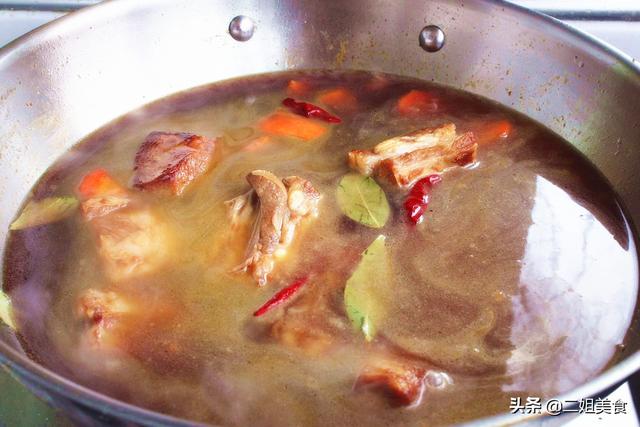 做红焖羊排，牢记别直接下锅，多做两步，红焖羊排鲜嫩还入味