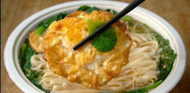 冬天超爱这碗懒人面，有菜有面有鸡蛋，10分钟上桌吃完全身暖和