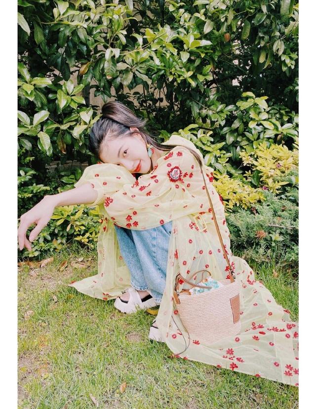 第五大道钟楚曦清新甜美亮相,穿碎花防晒衫沐浴阳光,肤白貌美藏不住了