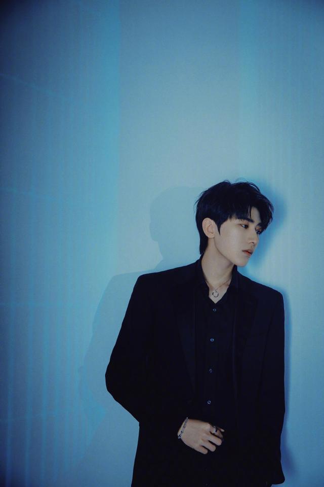 蔡徐坤身着黑色西装 帅气十足|环球网