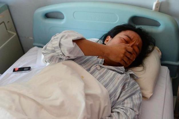 俩同龄女孩，一个28岁生孩子一个38岁生孩子，十年后差距明显