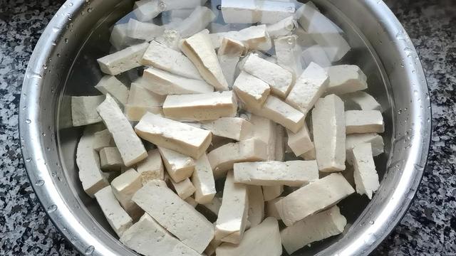 冻豆腐是怎样做出来的？弹性好、热量少、营养丰富，减肥理想美食