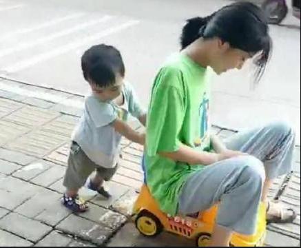 『超级宝妈』为什么孩子喜欢被小姨带？相比受宠，“受虐”是孩子更期待的童年