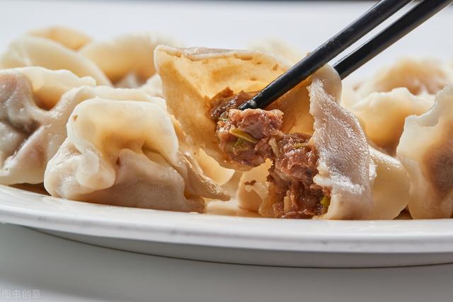不管调什么饺子馅，牢记“3放2不放”，饺子鲜嫩多汁，香喷喷的