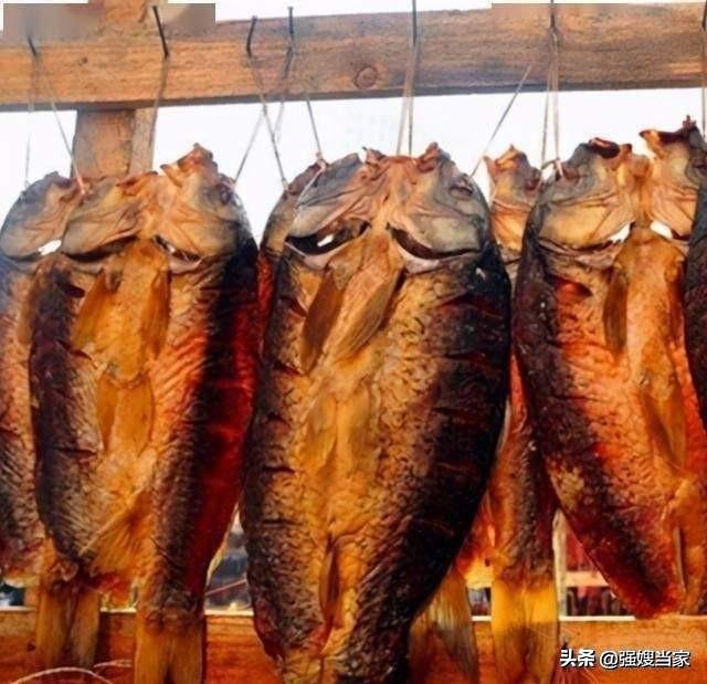 没地方熏腊鱼，试试酱油腊鱼，易学易做，色泽红亮，比熏鱼还好吃