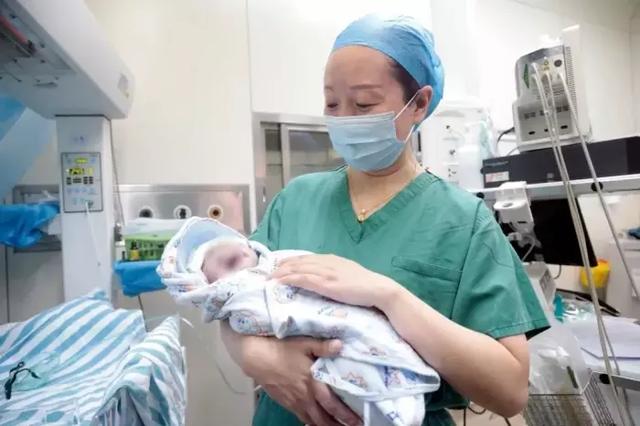月儿弯|这对双胞胎兄弟，年龄竟然相差10岁？网友：还有这种神奇的操作