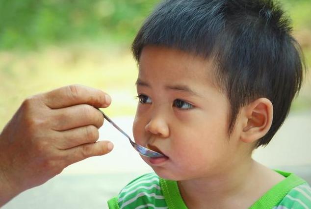 你的育儿经▲还在头疼孩子吃饭，每天追着喂？孩子不被信任是关键