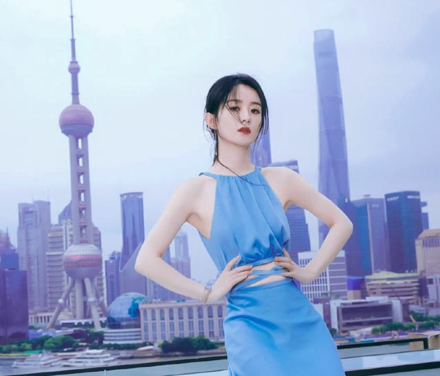 仙女山的月亮|赵丽颖穿高定现身,腹肌小蛮腰让人羡慕,可看到穿的鞋却满是心酸