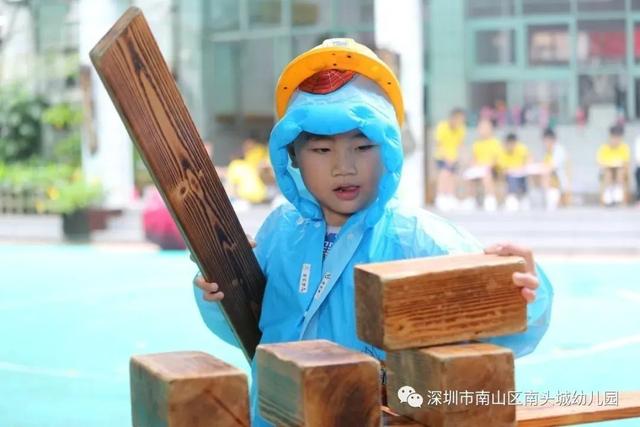 超级宝妈|谁说下雨天不能进行室外活动，这家幼儿园别出心裁做到了