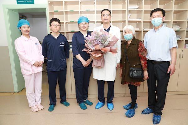 女士|“我想记住你们口罩背后的面容”，新冠康复患者专程回医院致谢护士