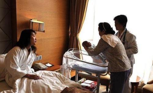 坐月子有“鄙视链”？亲妈照顾最“丢人”，最高境界考验经济实力