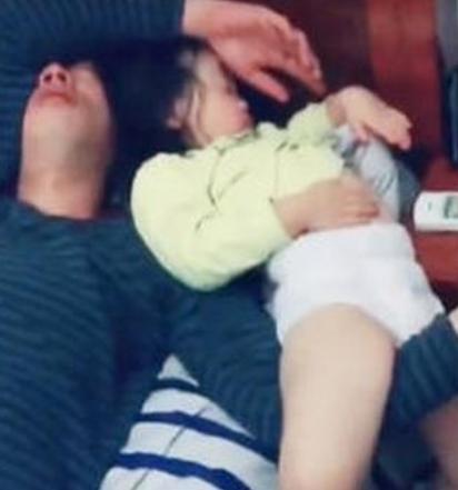 你的育儿经:爸爸带3岁女儿睡觉,妈妈推开门看到这画面,网友:同款爸爸