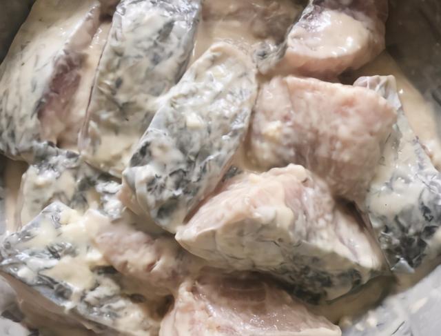 炸鱼时，有人蘸面粉有人裹蛋液？大厨：教你正确做法，鱼肉香酥脆