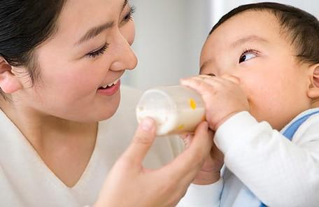 你的育儿经@二宝吃不完，宝妈将多余的“母乳”给10岁大儿子喝，医生：无知！