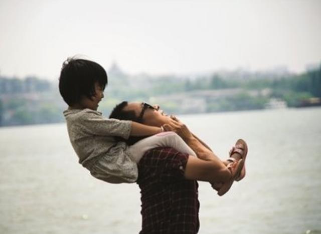 #你的育儿经#啃老族逐渐变老后，又出现了一批“啃小族”，比啃老族更过分